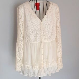 Christina V. White Lace Top, size S.